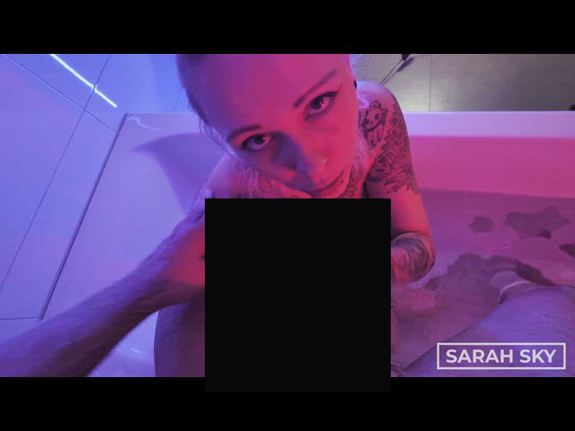 Sinnlicher Blowjob in der Badewanne...